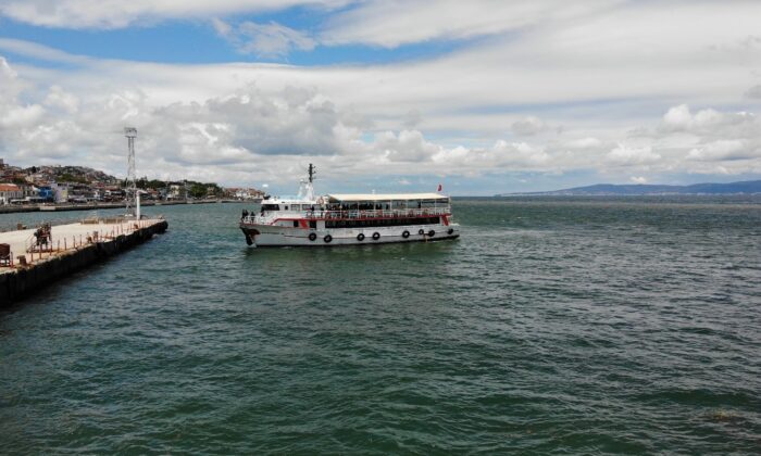 Belediye başkanları denize açılıp kirliliği inceledi