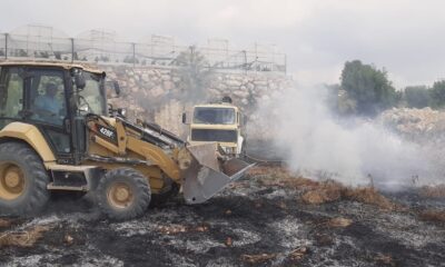 Belediye işçileri iş makineleriyle yangını söndürdü