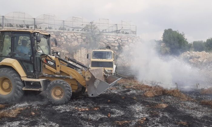 Belediye işçileri iş makineleriyle yangını söndürdü