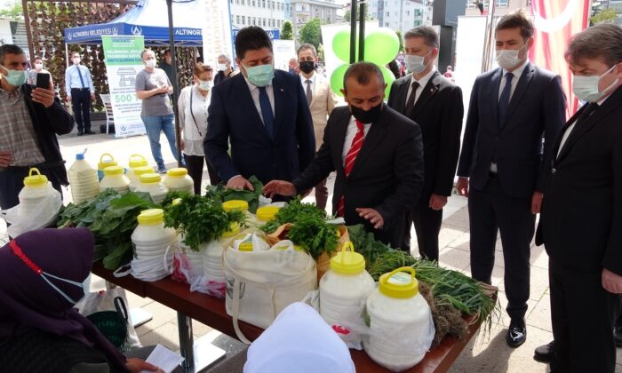 Belediye, köylü pazarındaki kadınların ürünlerini satın aldı