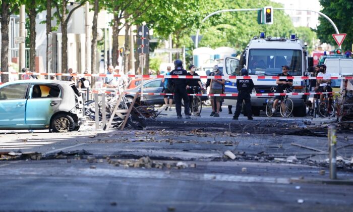 Berlin’de işgal ettikleri binadan çıkmak istemeyen marjinal gruplar polisle çatıştı