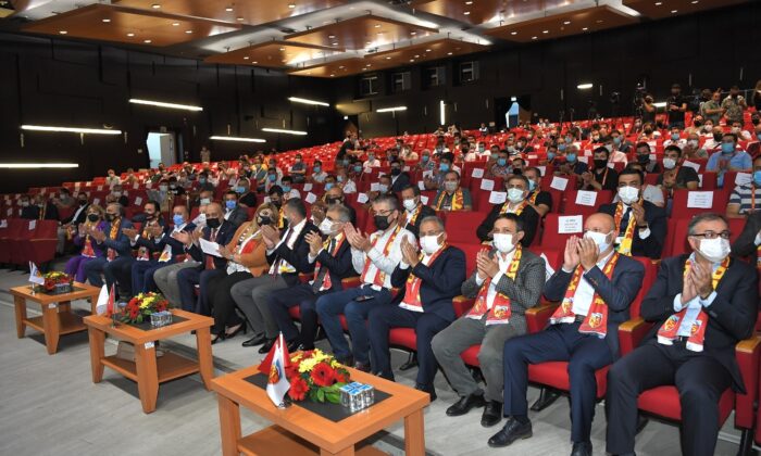 Berna Gözbaşı: “Hayaller Van Persie, gerçekler tam tersi”