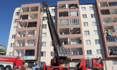 Beş katlı binanın çatı katında yangın çıktı