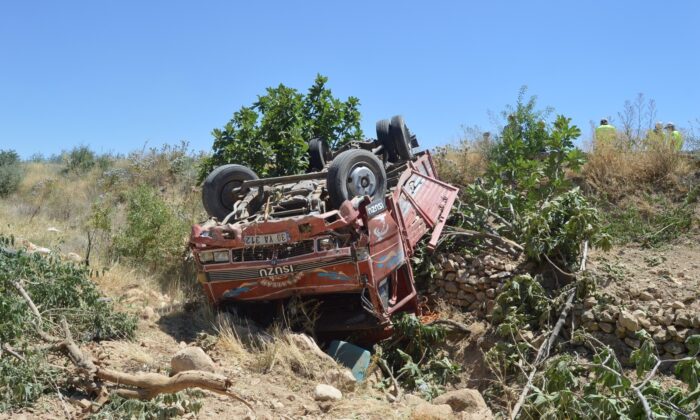 Besni’de tekeri patlayan kamyonet takla attı