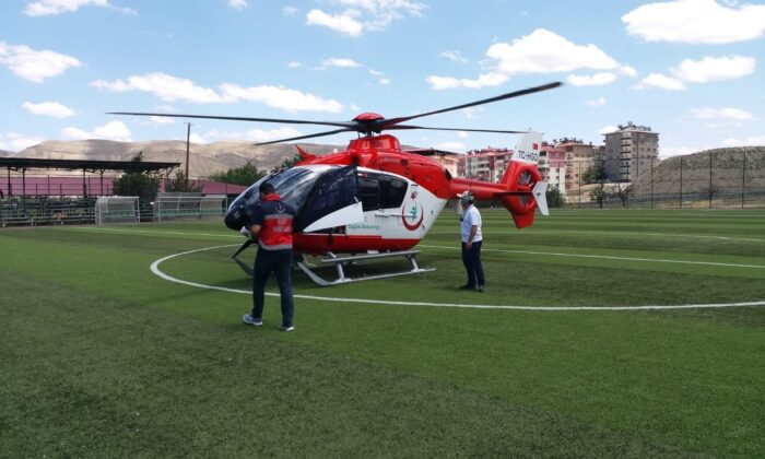 Beyin kanaması geçiren vatandaş, ambulans helikopterle hastaneye yetiştirildi
