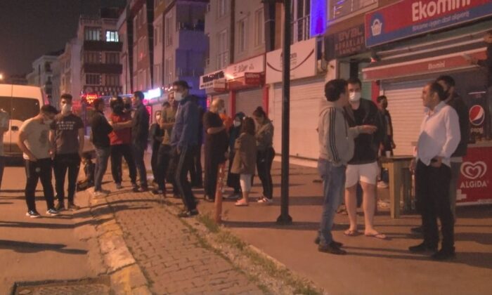 Beylikdüzü’nde bir dairede cansız bedenleri bulunan anne ve oğlunun cenazeleri evden çıkarıldı