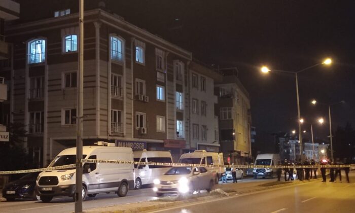 Beylikdüzü’nde bir dairede yaşlı kadın ve oğlunun cesedi bulundu, odadaki “Bomba düzeneği var yaklaşmayın” yazısı ekipleri alarma geçirdi