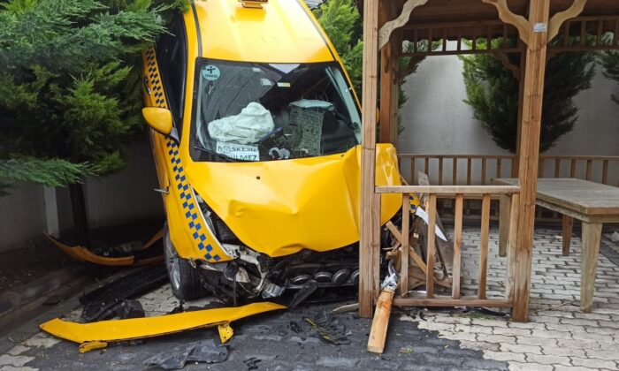 Beylikdüzü’nde ticari taksi sitenin bahçesine uçtu