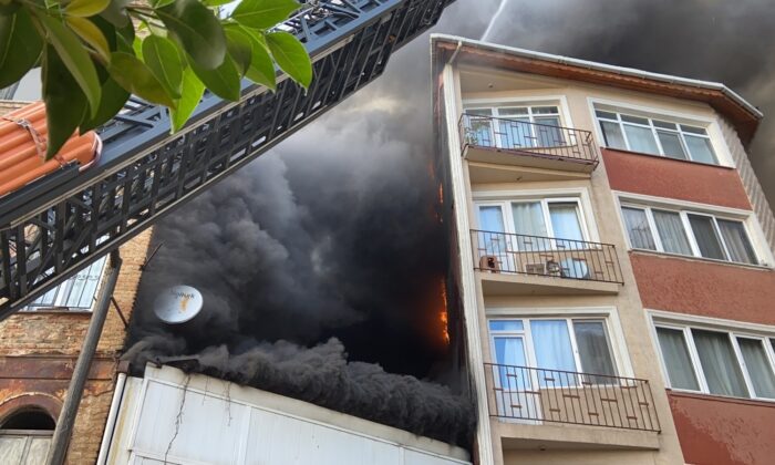 Beyoğlu’nda halı yıkama fabrikasında çıkan yangında can pazarı