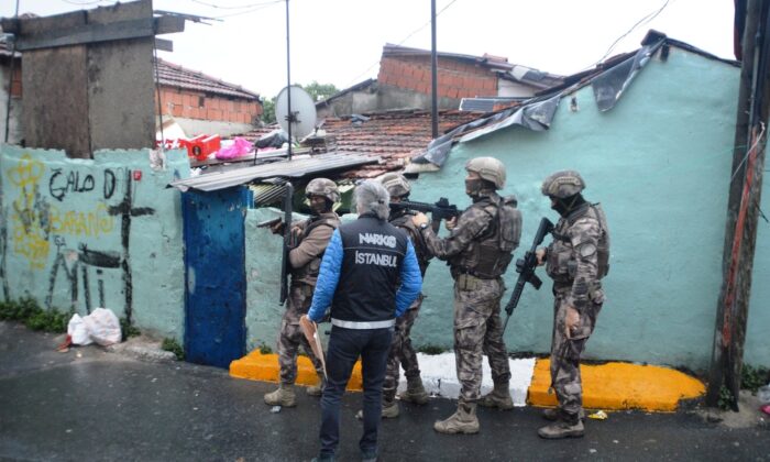 Beyoğlu’nda uyuşturucu operasyonu: Şafak vakti 30 adrese baskın yapıldı