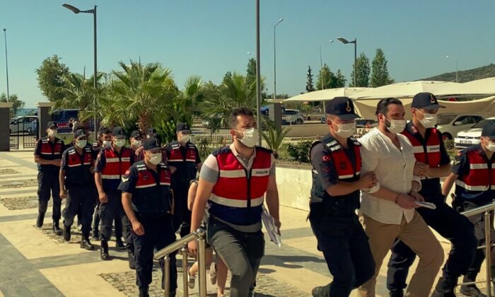 Beyzbol sopalı, baltalı yağma çetesi şüphelileri adliyeye sevk edildi