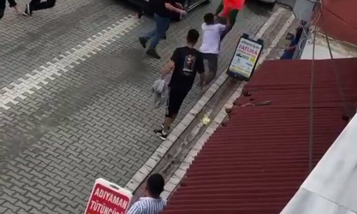 Bıçakla çevreye saldıran genci mahalleli tekme tokat dövdü