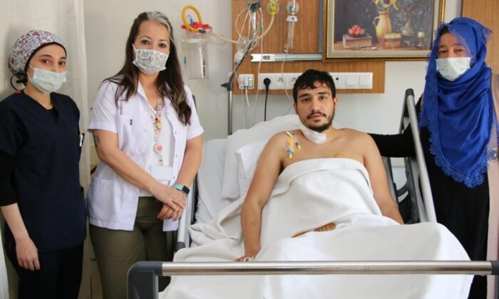 Bıçaklanma sonucu kalbi duran genç, hastanede hayata döndü