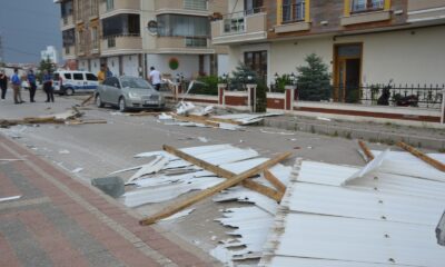 Biga’da aniden çıkan fırtına çatı uçurdu