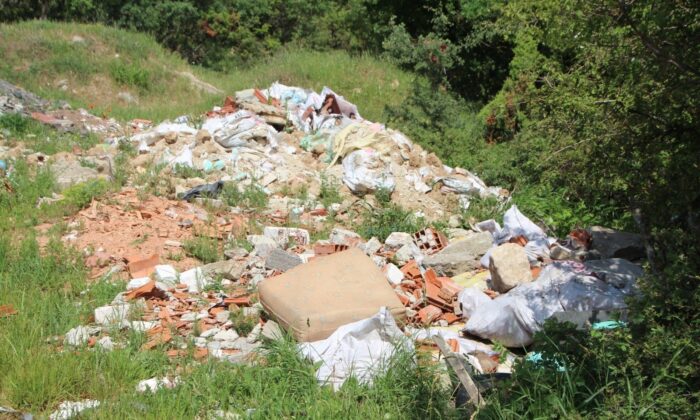Bilecik’te kaçak dökülen moloz yığınları çevre kirliliğine yol açıyor