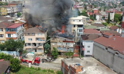 Binanın çatı katında çıkan ve üç binaya daha sıçrayan yangın söndürüldü