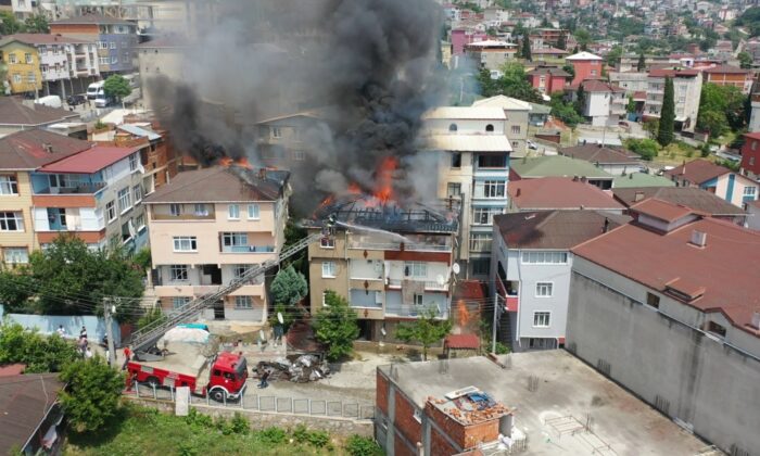 Binanın çatı katında çıkan ve üç binaya daha sıçrayan yangın söndürüldü