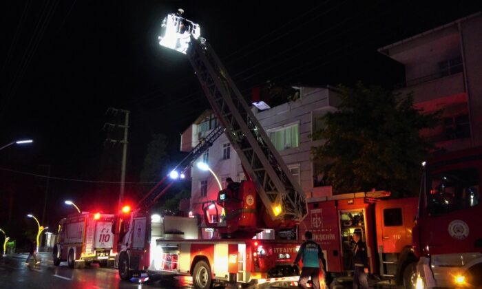 Binanın çatı katında çıkan yangın korkuttu