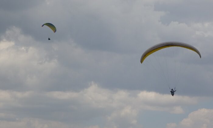 Bingöl’de bin 800 rakımdan atlayan yamaç paraşütçüleri yarıştı