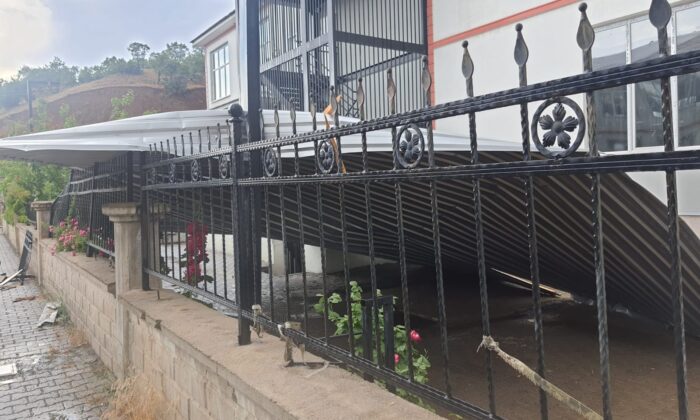 Bingöl’de fırtına atölyenin çatısını uçurdu