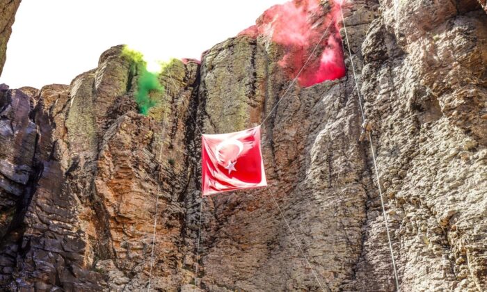 Bingöl’de jandarma 50 metrelik Çır Şelalesi’nden dağcılık inişi yaptı