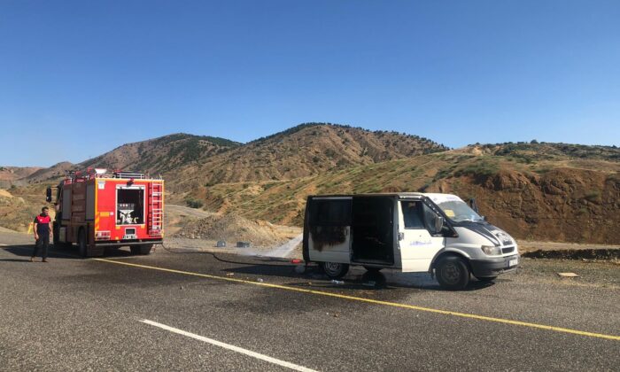 Bingöl’de seyir halindeki minibüs yandı