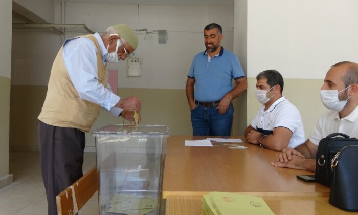 Bingöl’de vatandaşlar 9 muhtarlık için sandık başına gitti