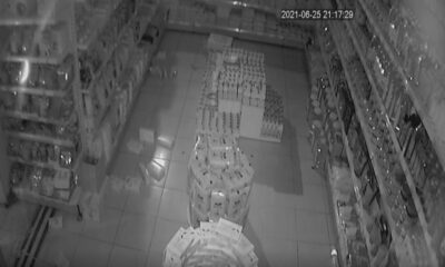 Bingöl’deki deprem iş yerlerinin güvenlik kamerasına yansıdı