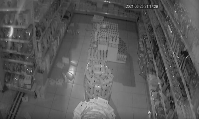 Bingöl’deki deprem iş yerlerinin güvenlik kamerasına yansıdı