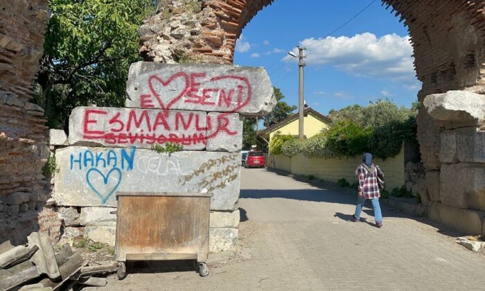 Binlerce yıllık surlar ilân-ı aşk tahtasına döndü