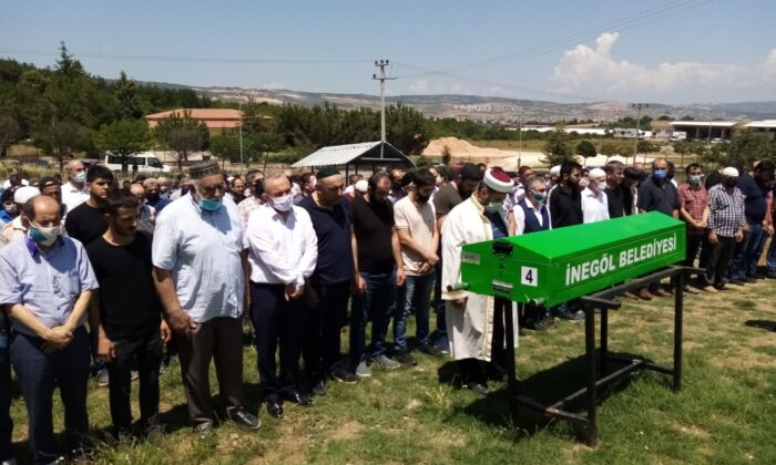 Bir babanın en acı günü; 2 kızını aynı anda toprağa verdi