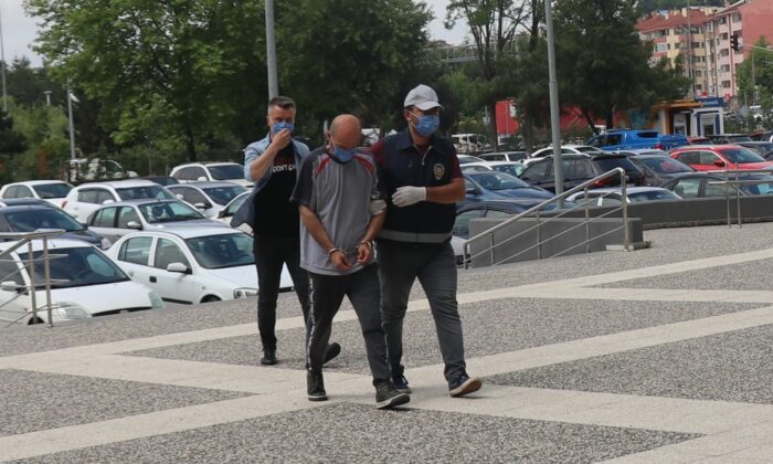 Bir dediğini iki etmediği çalışanı kasayı boşaltıp yarısını harcadı