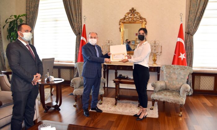 Bir günde 444 aşı yapan Dilan hemşireye başarı belgesi