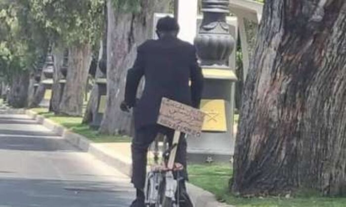 Bisikletine “iş arıyorum” pankartı asıp sokak sokak gezdi