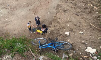 Bisikletiyle 10 metrelik uçurumdan düşen çocuk ölümden döndü