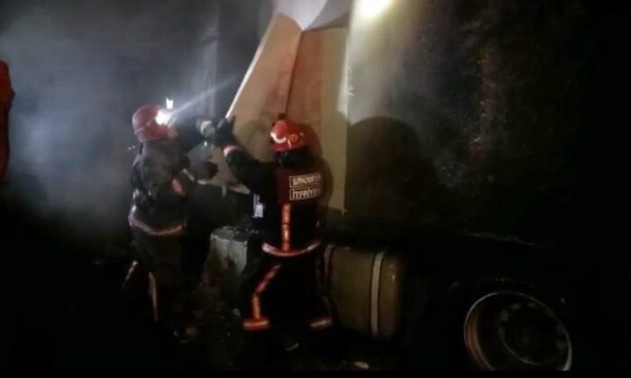 Bisküvi yüklü tır TEM’de alev alev yandı