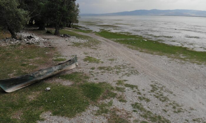 Bölgenin su deposu Işıklı Gölü’nde su seviyesi yüzde 50 azaldı