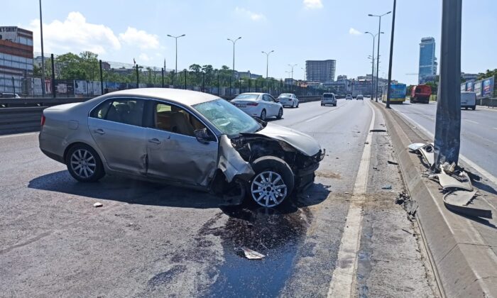 Boş yolda aydınlatma direğine çarptı