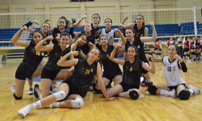 Bozüyük Belediyesi Eğitim ve Spor Kulübü kadın voleybol takımı final gruplarına yükseldi