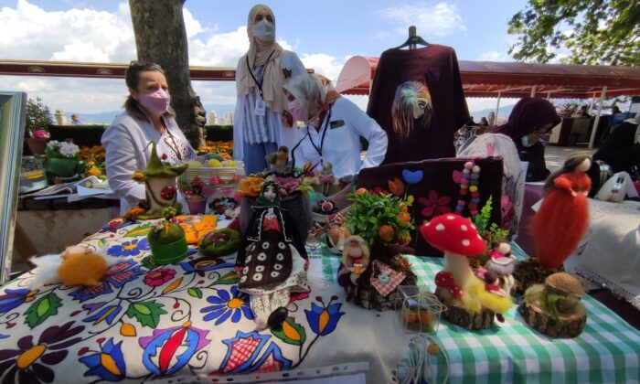 Bu kurslara giden kadınlar meslek öğrenip iş sahibi oldu