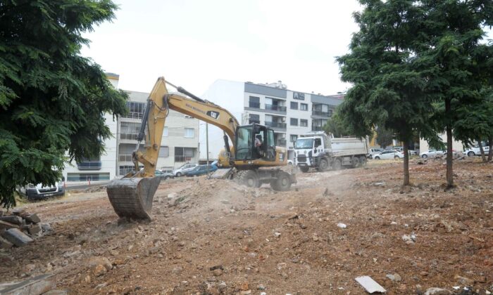 Buca’da kaçak moloz alanına otopark neşteri