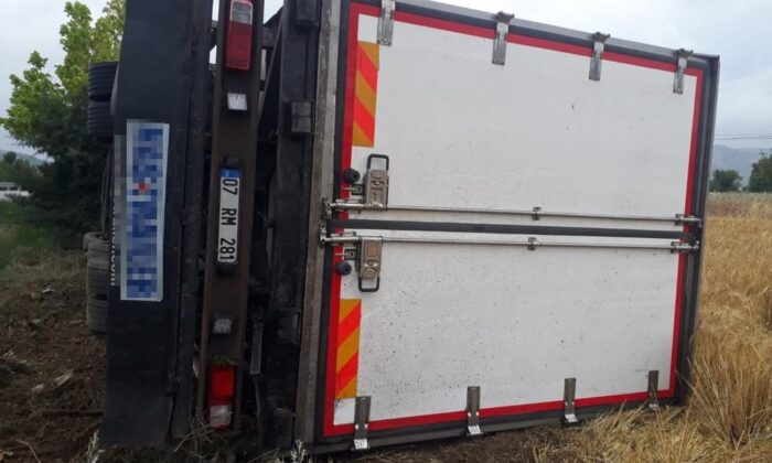 Burdur’da kamyon şarampole yuvarlandı: 2 yaralı