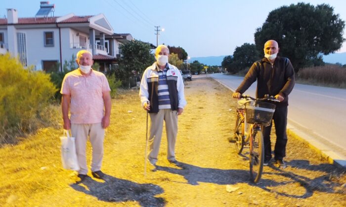 Burhaniye’de kaldırımsız cadde kazalara davetiye çıkarıyor