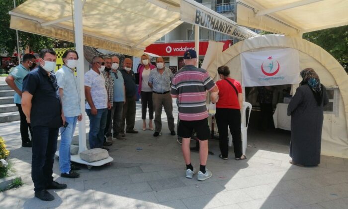 Burhaniye’de sağlıkçılara siyasetçi desteği