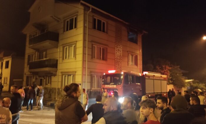 Bursa’da 3 katlı binada korkutan yangın