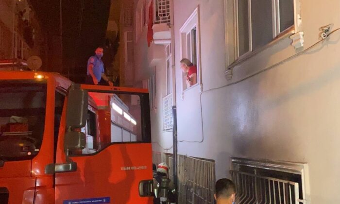 Bursa’da 6 katlı apartmanda çıkan yangında 3 kişi dumandan etkilendi