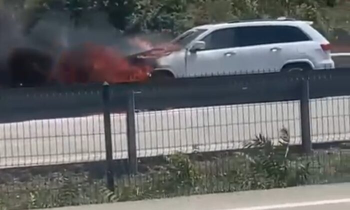 Bursa’da bir otomobil alev alev yandı