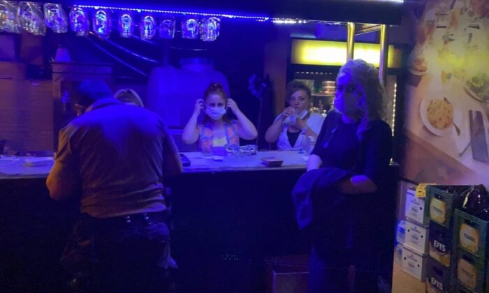 Bursa’da eğlence mekanına baskın: 17 kişiye 53 bin 550 TL ceza