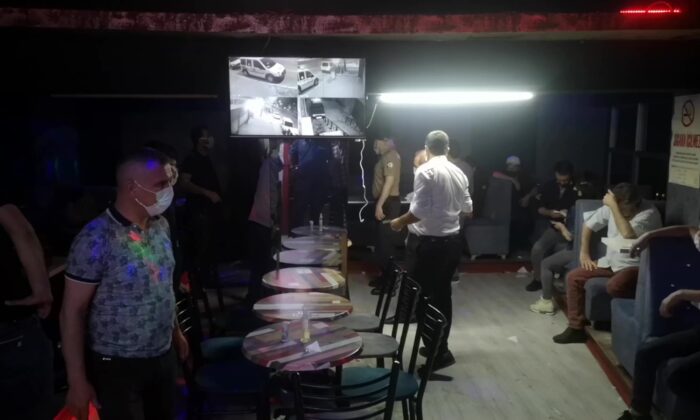 Bursa’da eğlence mekanına baskın, 81 bin 900 TL ceza kesildi