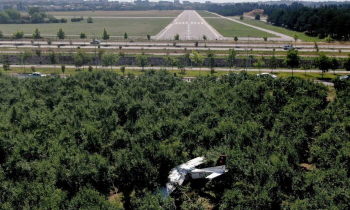 Bursa’da havaalanına inmeye ramak kala armut bahçesine inen uçak drone ile havadan görüntülendi
